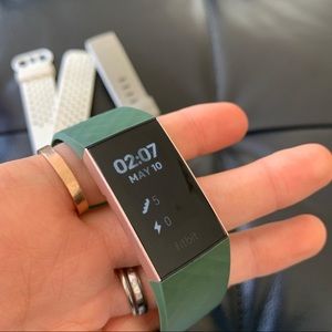 ONE FITBIT CHARGE 3